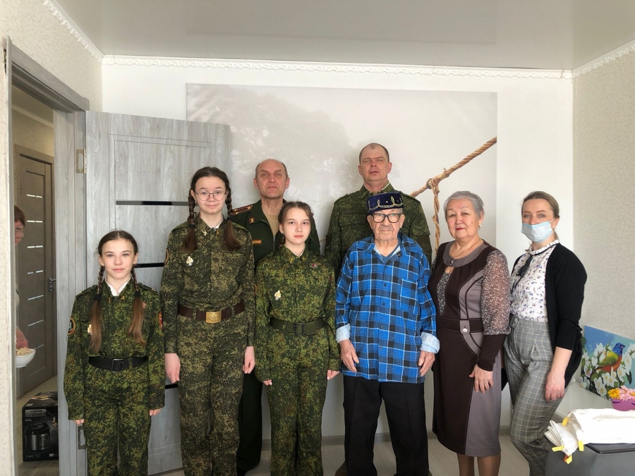 Волонтеры Альметьевска поздравили ветерана с 95-летием