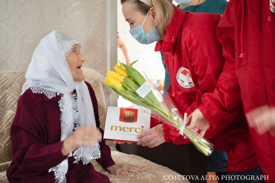 В Альметьевске женщин-ветеранов Великой Отечественной войны поздравили с 8 марта