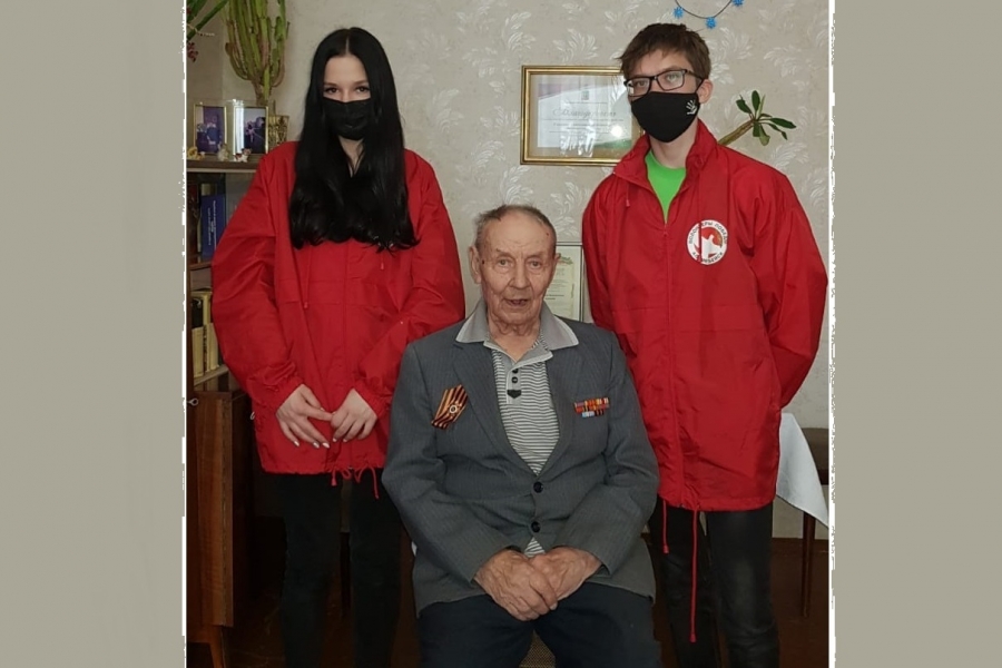Волонтеры Альметьевска навестили ветерана Великой Отечественной войны
